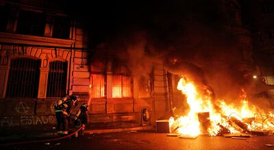 El 19 de octubre último un grupo de manifestantes que protestaban contra el gobierno chileno incendiaron parte del edificio del diario El Mercurio, ubicado en la ciudad de Valparaíso.