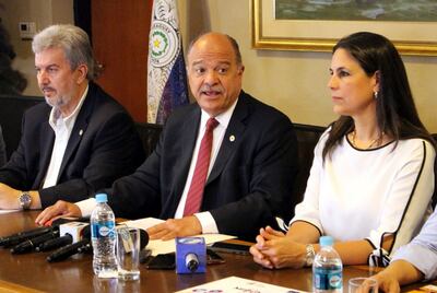 Enrique Duarte; el titular de la UIP, Gustavo Volpe, y la directora de Ceprocal, Lorena Méndez, ayer durante la rueda de prensa en el local del gremio.