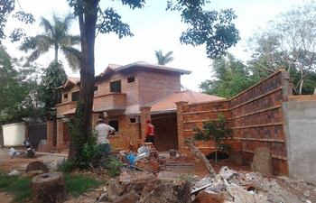 la-coqueta-residencia-que-construye-ivan-arevalos-en-lambare-se-mudara-de-su-antigua-casa-ubicada-de-4-proyectada-de-asuncion-tiene-ademas-una-edi-210037000000-1641388.jpg