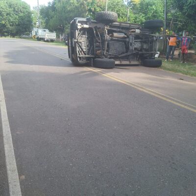 La camioneta quedó de costado tras el accidente fatal.