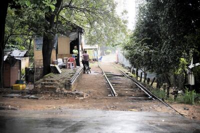 La franja del antiguo ferrocarril hoy está ocupada de forma irregular y debe ser liberada para llevar adelante la reactivación del tren.