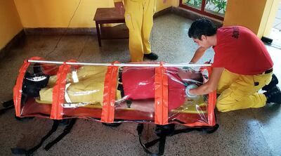 Los bomberos prueban una de las cápsulas portátiles que adquirieron para trasladar pacientes.