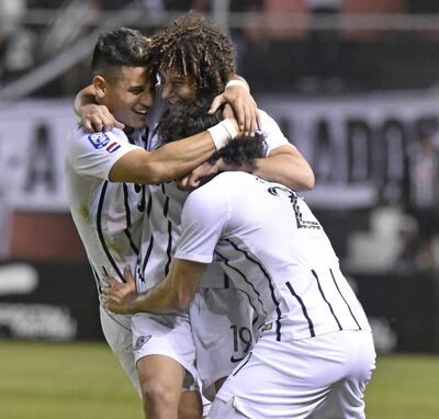 Celebración albinegra,  Blas Cáceres y Matías Espinoza abrazan a Iván Franco, quien convirtió el segundo gol para Libertad que al final resultó el del triunfo  y que valió para que  el Gumarelo  se quede como único puntero del  Clausura.