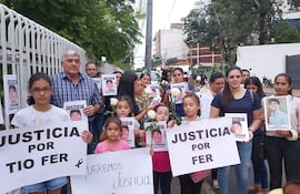 Familiares de Fernando Báez Sosa se manifestaron frente a la Embajada de Argentina en nuestro país.