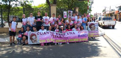 El grupo de voluntarios que trabajó en la colecta para Bianca este domingo.