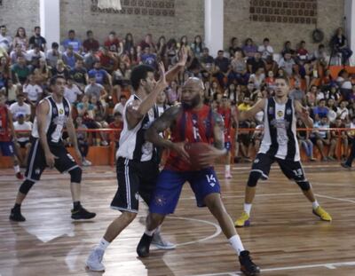 El torneo oficial de la Asociación Pilarense de Básquetbol ingresó a la etapa cuadrangular semifinal.