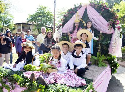 Una de las carrozas que participaron  de la “Caminata por la vida” en Villeta en el marco de las fiestas patronales.