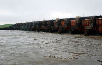 la-construccion-de-la-central-hidroelectrica-sobre-el-vertedero-en-el-brazo-ana-cua-del-rio-parana-seria-la-primera-obra-a-ser-encarada-por-yacyreta-t-202050000000-1574574.jpg
