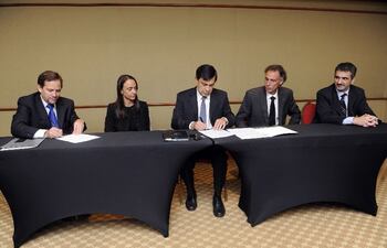 victor-calcena-vanesa-pirani-victor-gonzalez-acosta-pablo-manes-y-carlos-burgos-durante-la-firma-del-acuerdo--221429000000-544503.jpg