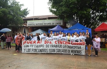 funcionarios-del-hospital-de-limpio-que-se-movilizan-desde-el-lunes-para-exigir-la-renuncia-de-la-directora-y-jefes-de-area--191732000000-1828108.jpg