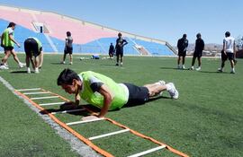 fabian-balbuena-en-el-entrenamiento-de-la-vispera-del-plantel-de-libertad-realizado-en-la-ciudad-boliviana-de-sucre-el-plantel-regreso-anoche-de-bol-224708000000-1122761.jpg