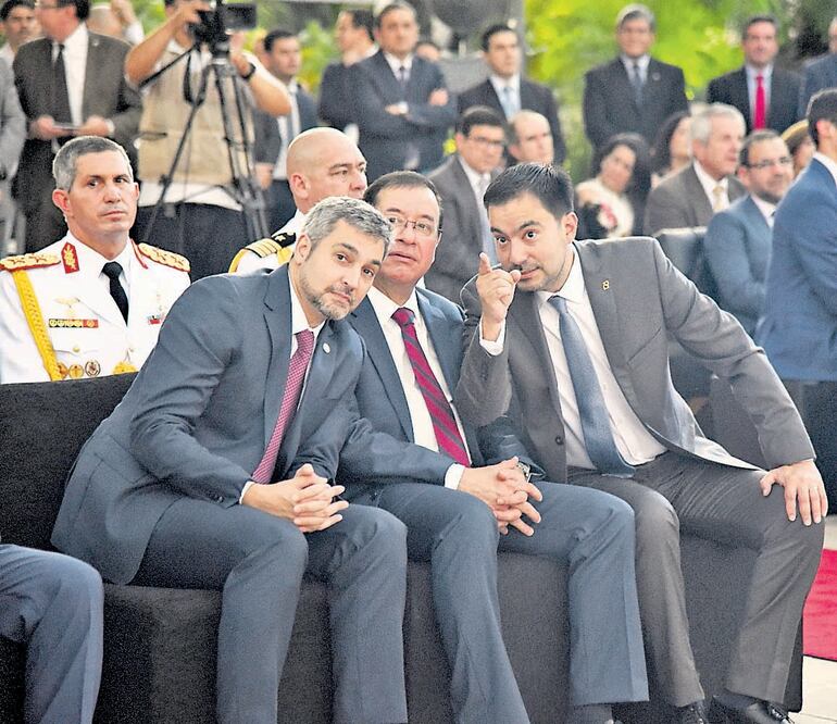 Diputado Miguel Cuevas 
(c) junto al presidente de la República Mario Abdo Benítez (d).