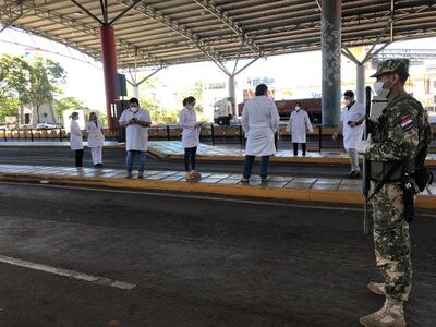 Los médicos se manifestaron de forma simbólica en la zona primaria del puente de la Amistad.