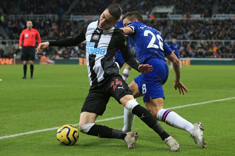 Almirón recibe una falta del defensor español Azpilicueta.