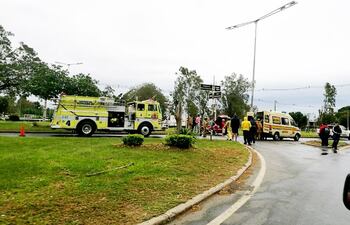 bomberos-llegaron-hasta-la-rotonda-de-las-avenidas-silvio-pettirossi-y-sudamericana-donde-ocurrio-el-hecho--234229000000-1597759.jpg