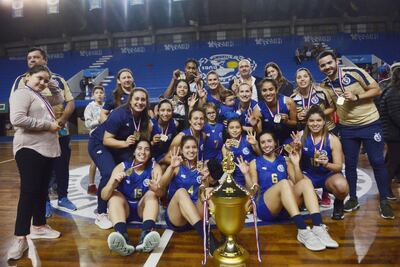 Las chicas de Sol de América posan con el cuerpo técnico, directivos y simpatizantes al conquistar anoche su novena estrella entre féminas.