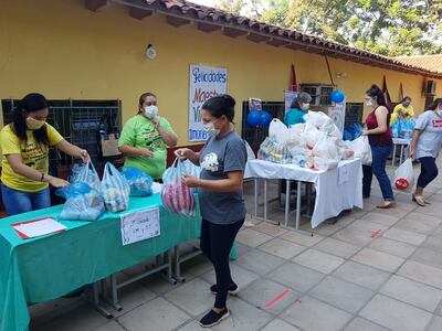 Los docentes en su día, dieron una mano a las familias más necesitadas.