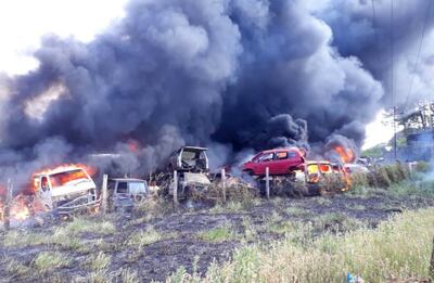 El fuego redujo a cenizas una treintena de vehículos que estaban depositados en el predio que fue afectado por el fuego.
