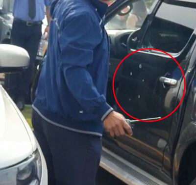 La camioneta recibió al menos 10 disparos.