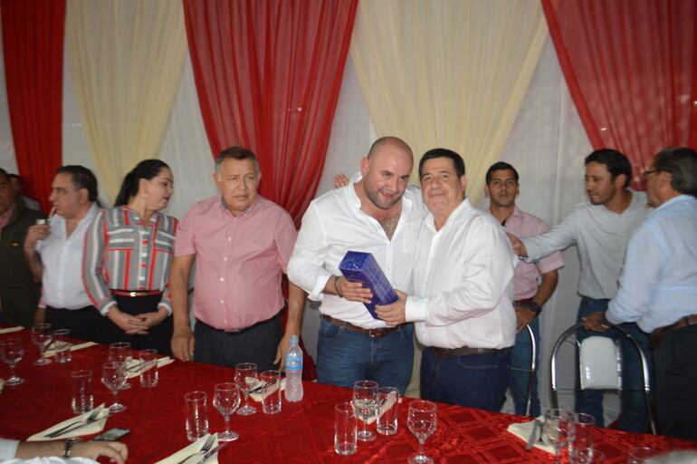 El expresidente de la República, Horacio Cartes y el intendente de San Pedro de Ycuamandiyú, Gustavo Rodríguez.