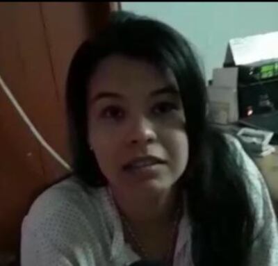 María Isabel Fretes fue despojada de su teléfono celular mientras circulaba en su motocicleta por la avenida Gualberto Cardús Huerta. Luego persiguió a los que le robaron el teléfono.