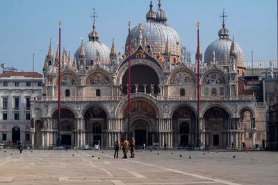 Vista de la plaza de San Marcos en la ciudad de Venecia que con la cuarentena por el coronavirus tiene el aspecto de una ciudad fantasma y que tras la huida de los turistas se nota el silencio y la tranquilidad espectral de sus calles.
