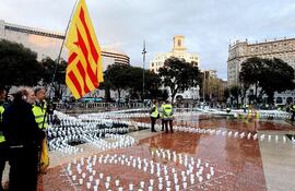 la-plaza-de-catalunya-de-barcelona-con-15-000-velas-colocadas-para-reivindicar-el-referendum-efe-195840000000-1063501.jpg