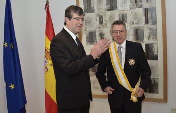 el-embajador-de-espana-diego-bermejo-de-terreros-i-congratula-a-scar-cabello-exembajador-en-madrid--201938000000-585910.jpg