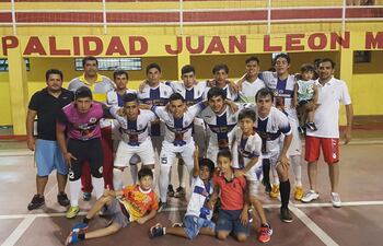 el-plantel-del-conjunto-danzarin-antes-del-cotejo-en-el-cual-goleo-por-3-0-a-san-francisco--214154000000-1544677.jpg
