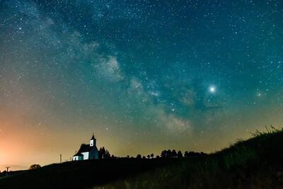 Una noche estrellada en el pueblo eslovaco de Gemersky Jablonec. (Imagen de archivo, EFE).