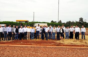 productores-directivos-de-gremios-y-autoridades-nacionales-y-regionales-en-naranjito-distrito-de-san-rafael-del-parana-itapua-donde-ayer-se-la-210445000000-1584236.jpg