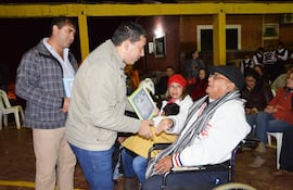 el-intendente-de-lima-juan-manuel-valos-fg-entrega-su-distincion-a-efren-kambai-echeverria--222453000000-1498224.jpg