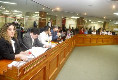 En sesión ordinaria de la Comisión de Legislación de la Junta capitalina se terminó de elaborar el proyecto que regulará por primera vez en el país a las plataformas electrónicas.