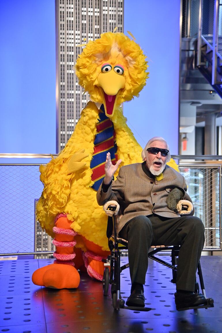 El titiritero Caroll Spinney junto a una marioneta de Big Bird, uno de los personajes centrales de "Plaza Sésamo", en un evento en Nueva York.