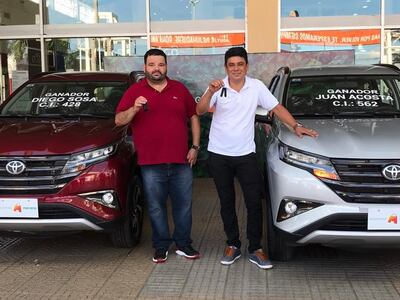 Los ganadores de la promo del Shopping Mariano recibieron sus premios.