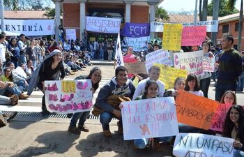 los-alumnos-indignados-tomaron-el-rectorado-exigen-la-paridad-en-las-instancias-de-gobierno-en-el-estatuto-de-la-una--195614000000-1495293.jpg
