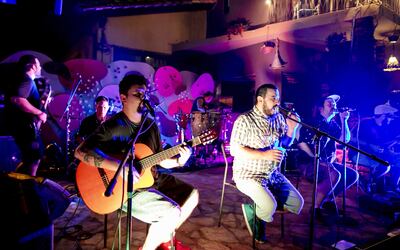 Ante una colorida escenografía artesanal, el grupo Kita Pena hizo bailar.