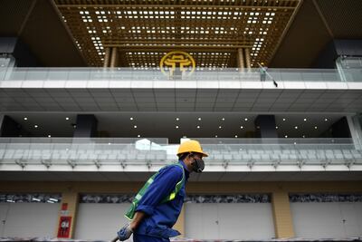 Un trabajador usa una máscara para protegerse del coronavirus durante la construction de la pista del GP de Vietnam.