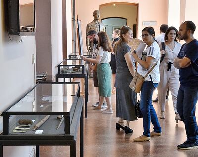 Varios vestigios encontrados en la zona donde se libró la batalla de Acosta Ñu se exponen en la galería del centro cultural.