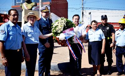 Ofrenda floral depositada en el monolito   en homenaje al Mariscal Francisco Solano López erigido en esta ciudad.