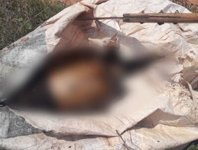 El cuerpo fue dejado en una bolsa y presentaba heridas visibles en la frente y otras partes del cuerpo.