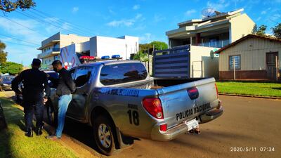 Agentes Policiales frente a la vivienda del Intendente de Pedro Juan Caballero (Portón gris), donde Acevedo deberá cumplir su cuarentena tras cruzar la frontera de manera ilegal.