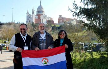 pai-cristobal-centro-con-la-bandera-paraguaya-cuando-estuvo-por-paraguay-se-gano-el-aprecio-de-la-feligresia--194237000000-1664774.jpg