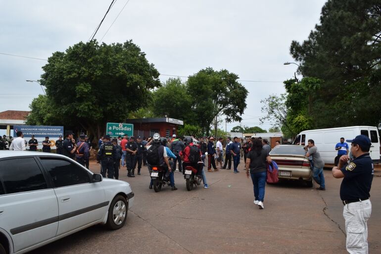 Paseros se manifestaron y cerraron el paso en el puente internacional “San Roque González de Santa Cruz.