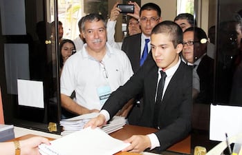 el-comisario-sr-antonio-gamarra-izq-busca-el-senado--215003000000-1673191.jpg