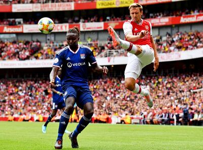 El español Nacho Monreal, del Arsenal, rechaza el balón ante el defensor francés Mapou Yanga-Mbiwa, del Lyon.