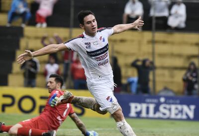 Fernando Romero celebra luego de anotar el primer gol de la contundente victoria de Nacional ante Guaraní. En el piso, Jorge Bava nada pudo hacer.