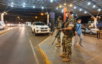 Efectivos militares custodian armados la cabecera del lado paraguayo del Puente de la Amistad.