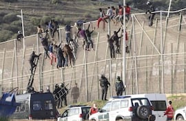 cada-ano-miles-de-africanos-tratan-de-cruzar-la-valla-de-melilla-que-separa-marruecos-de-espana-archivo-193132000000-1287516.jpg