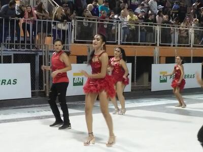 Grupo de baile de Geraldine Doldán en el carnaval encarnaceno.